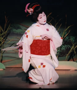 日本舞踊を披露する守下知子さん
